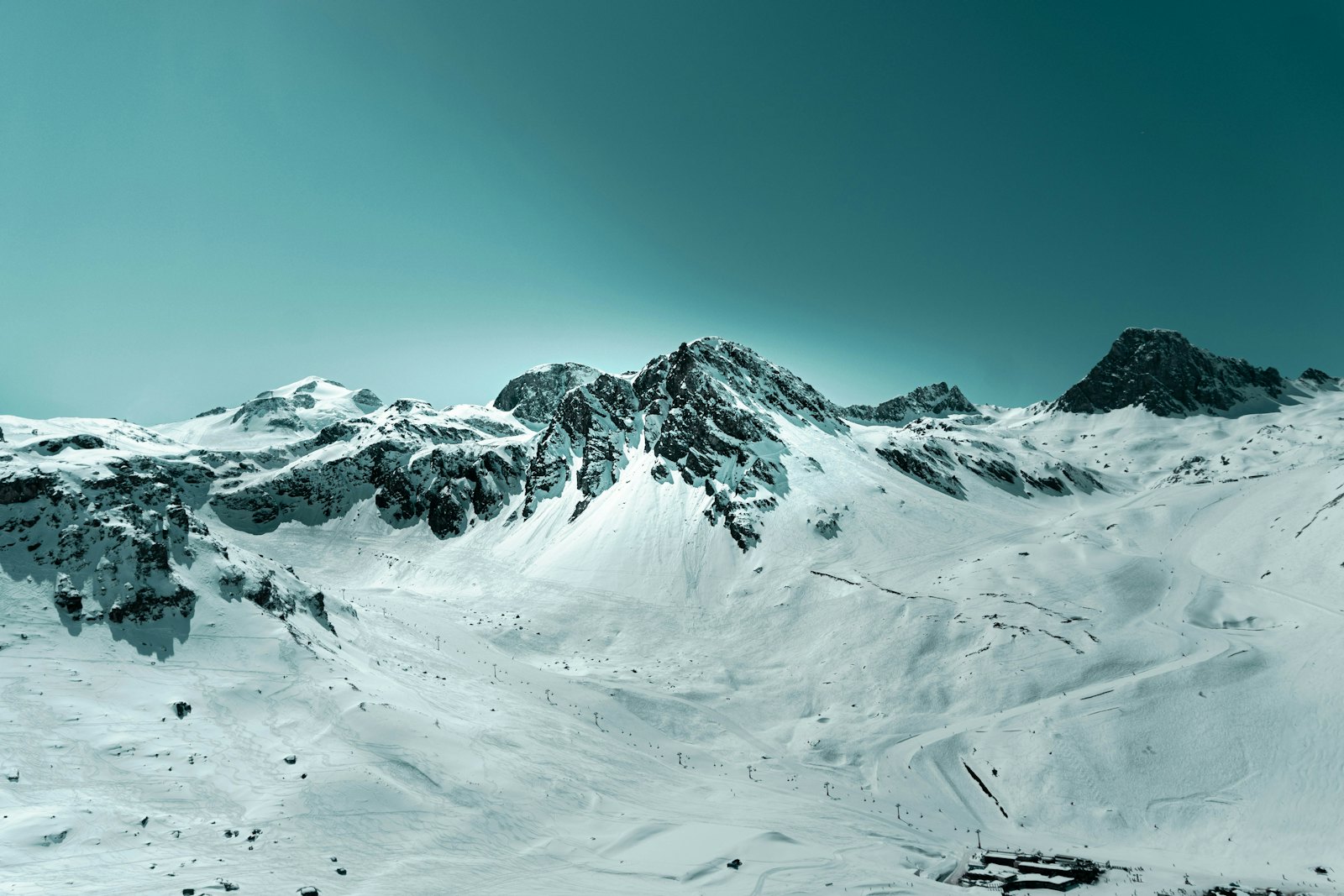 Besneeuwde Alpentop tegen een blauwe lucht